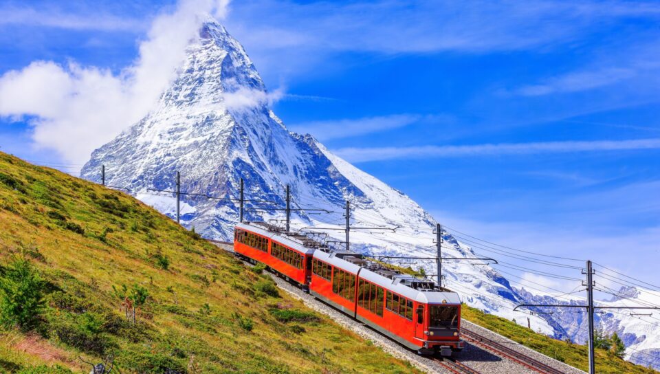 Gornergrat-Zug vor dem Matterhorn in Zermatt, Reise in die Schweiz