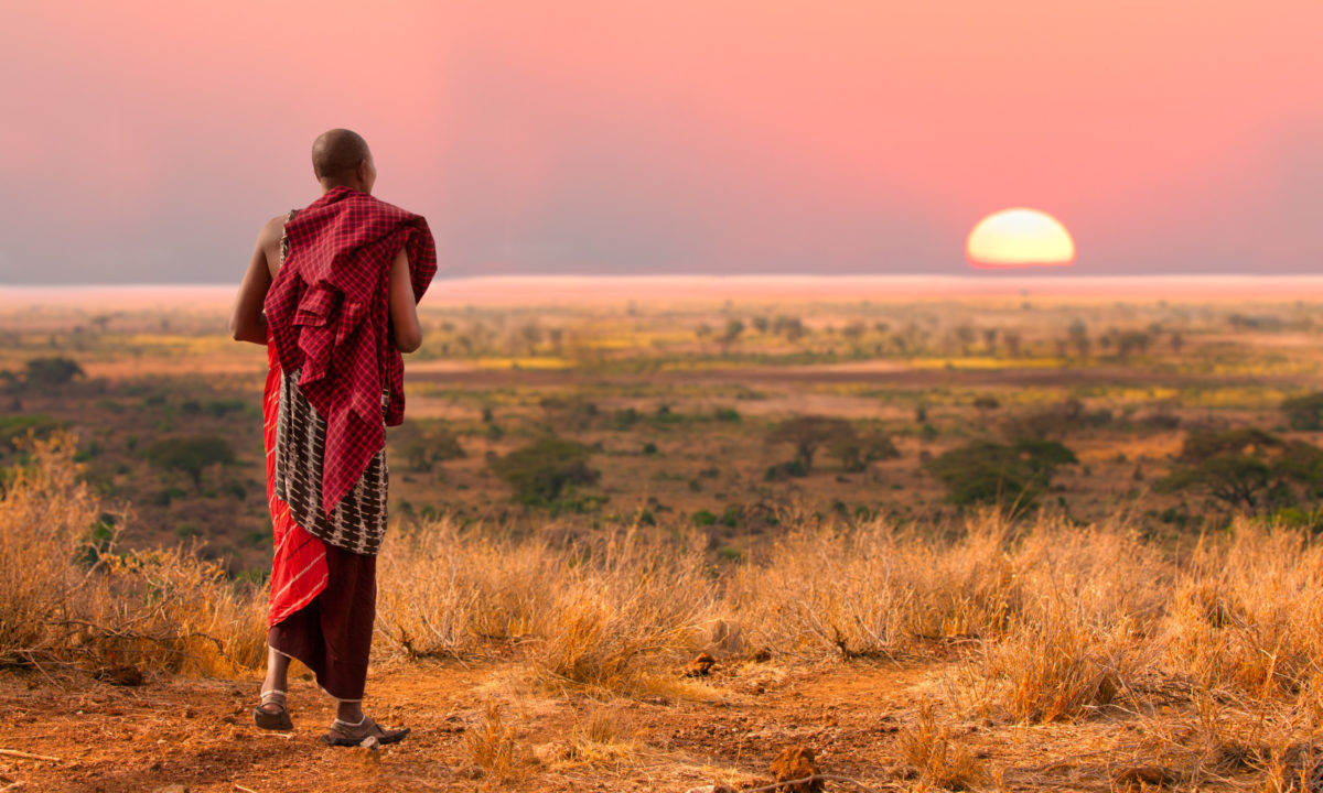 Masai-Krieger vor dem Sonnenuntergang in der Serengeti, Tansania