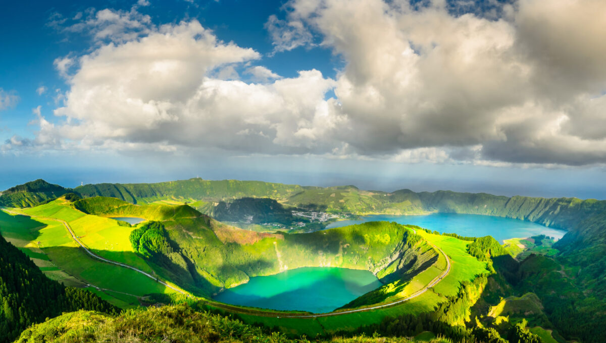 Blaue und grüne Seen auf den Azoren