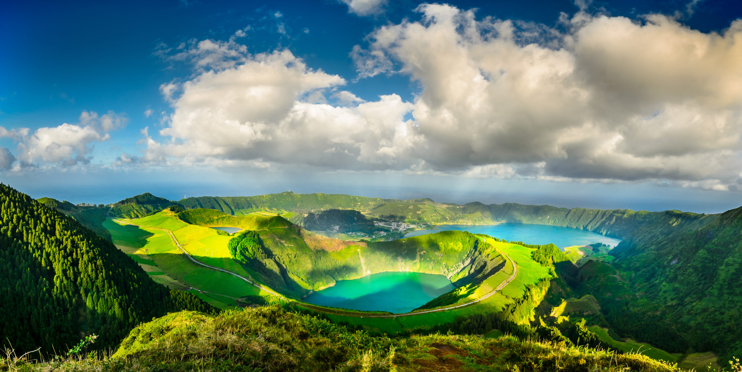 Blaue und grüne Seen auf den Azoren