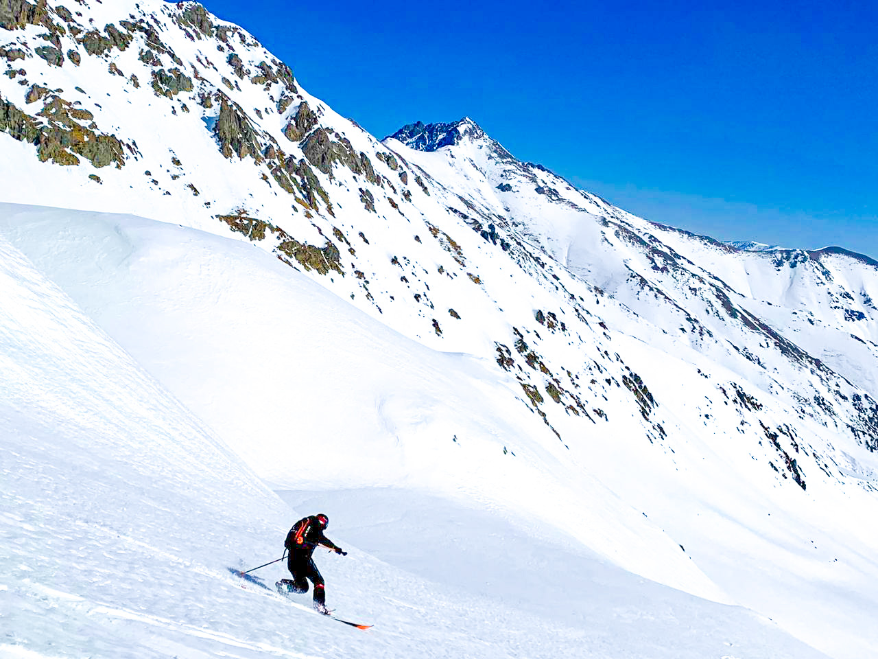 Descente de ski sur les pistes de Turquie