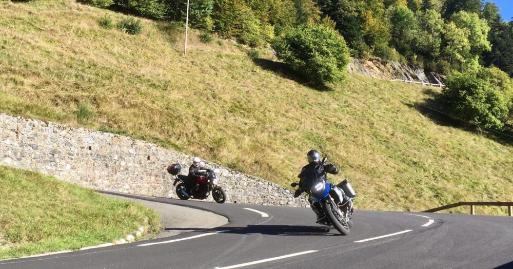 Mit dem Motorrad auf den Straßen der Pyrenäen unterwegs
