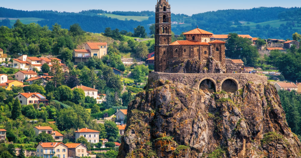 Kapelle Saint Michel d'Aiguilhe auf einem Felsen in Le Puy en Velay