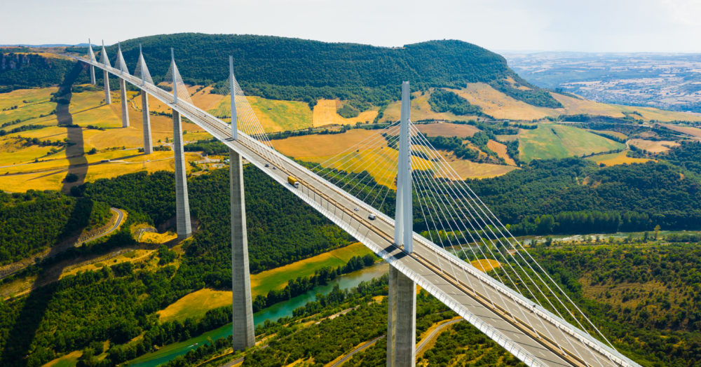 Viadukt von Millau über das Tal des Flusses Tarn in Südfrankreich
