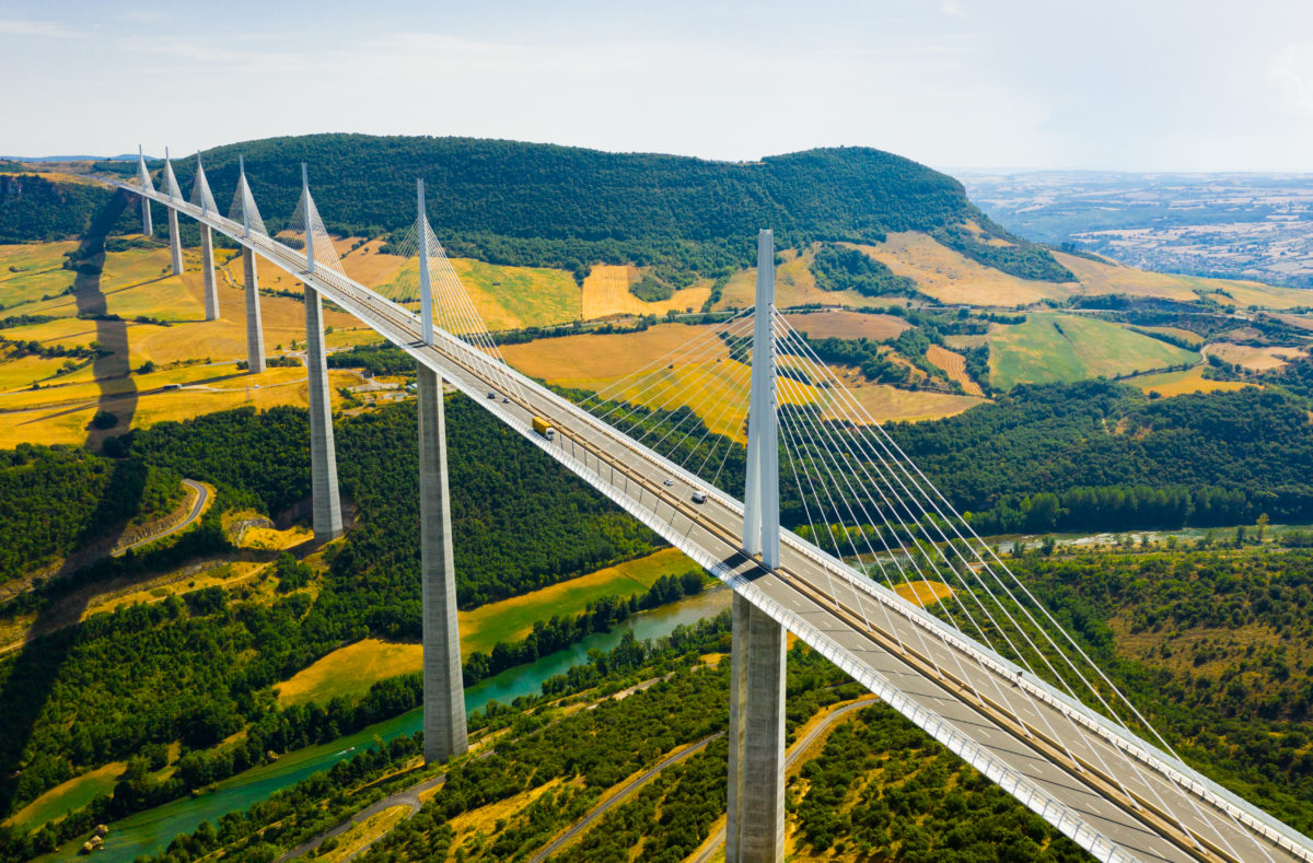 Viadukt von Millau über das Tal des Flusses Tarn in Südfrankreich
