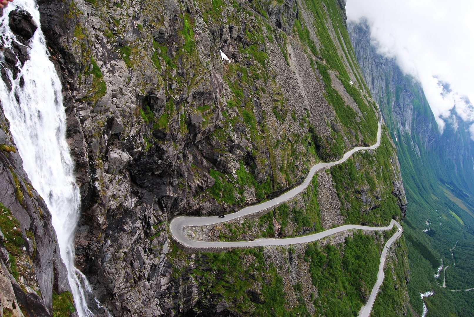 Blick auf die Straße Trollstigen in Norwegen, mit den Wasserfällen