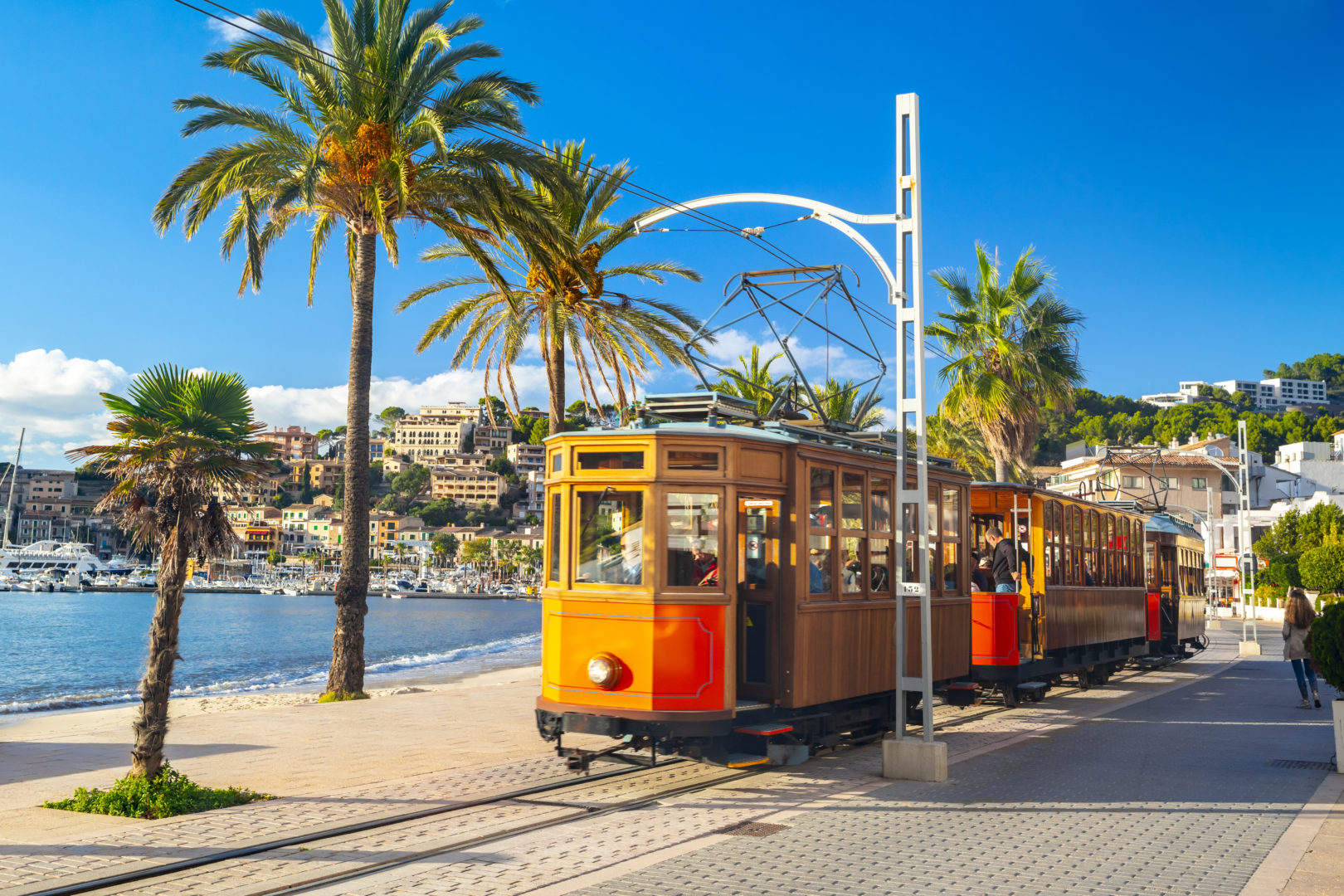 Orangefarbene Straßenbahn von Soller nach Port de Soller, Mallorca
