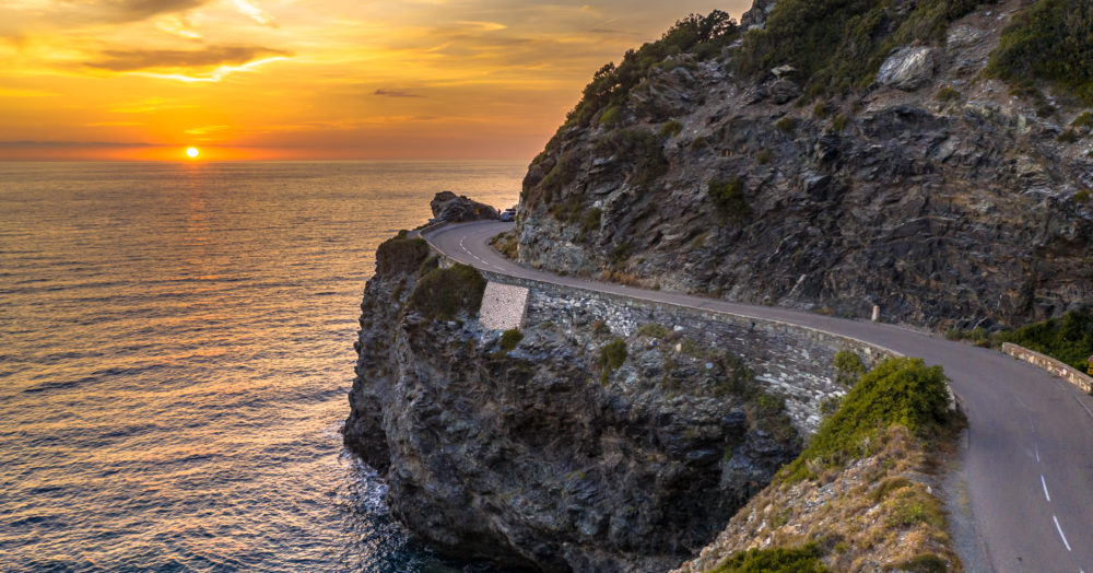 Gewundene Straße entlang der felsigen Küste der Halbinsel Cap Corse auf der Insel Korsika