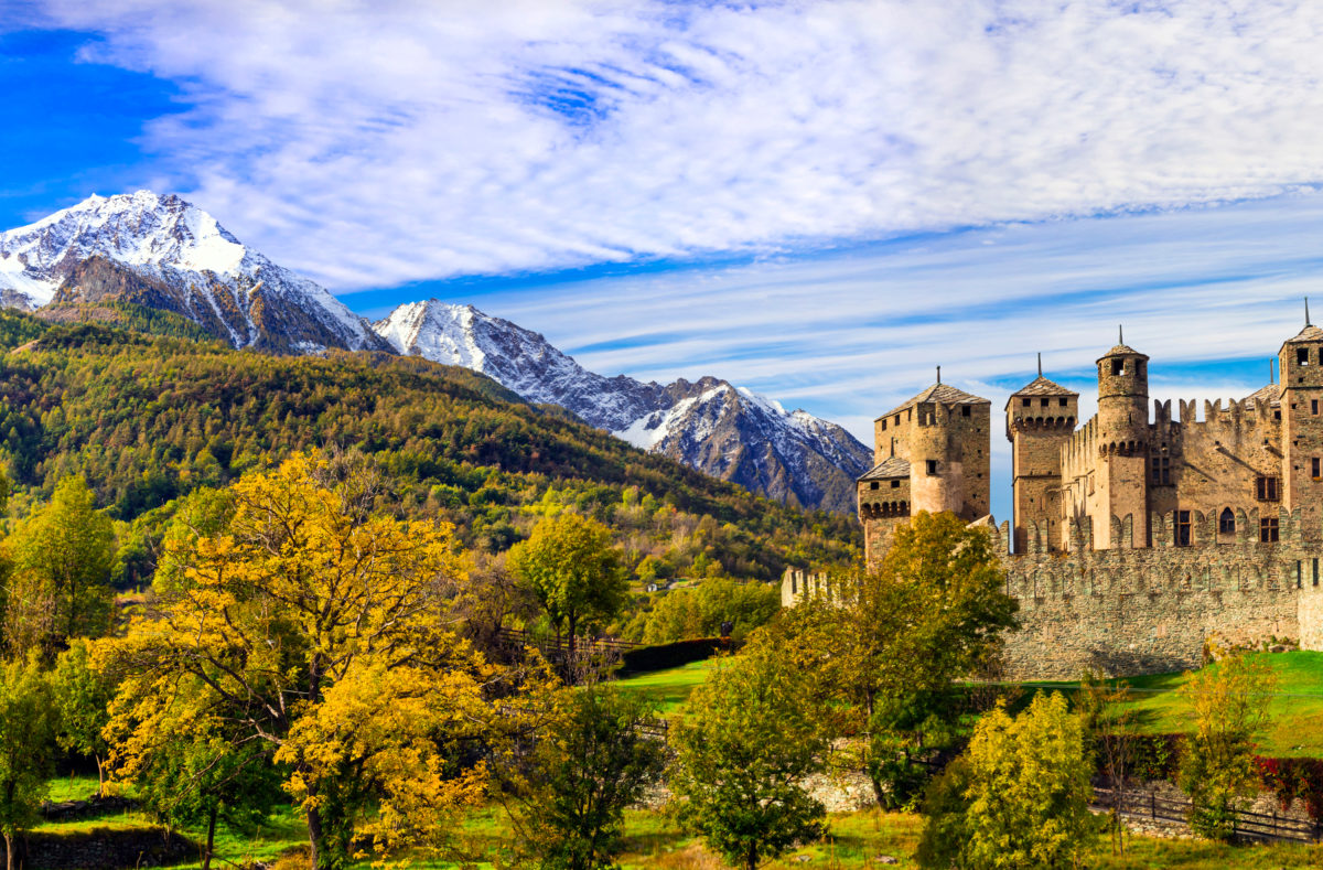 Schloss Fenis im Aostatal umgeben von den Alpen