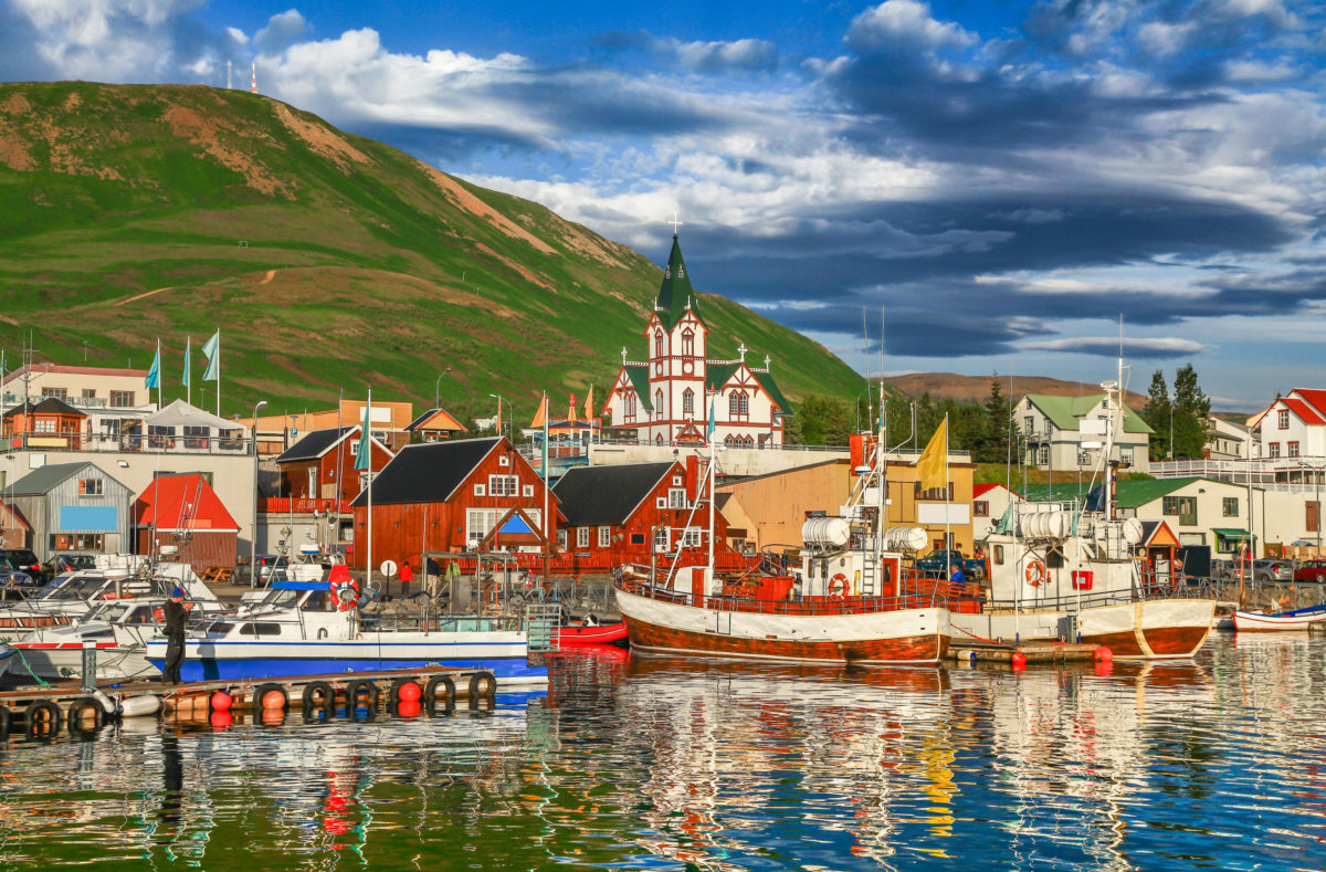 Husavik mit seinen traditionellen bunten Häusern und Fischerbooten, Island