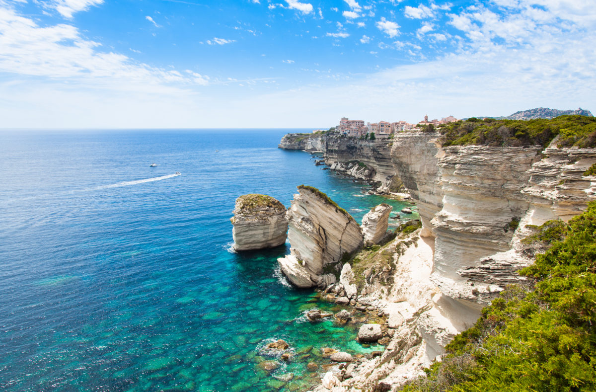Weiße Klippen und Blick auf Bonifacio, Korsika