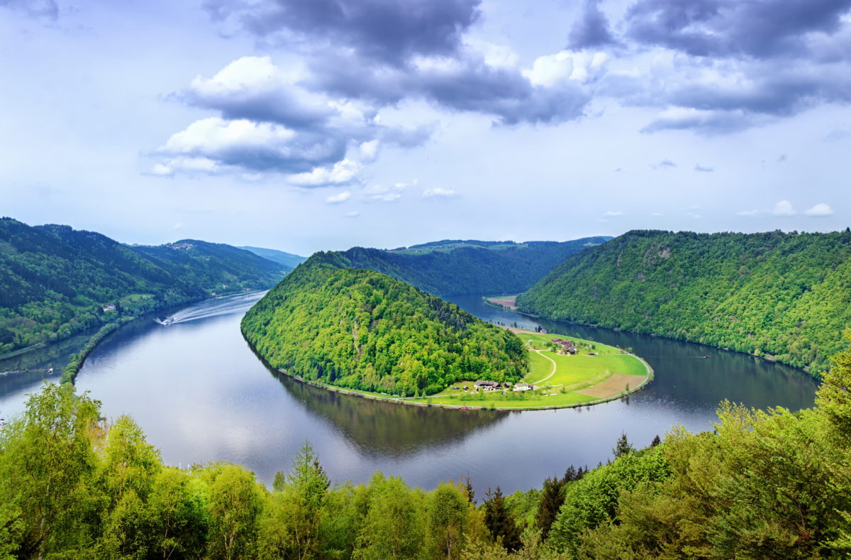 Die Donau, die sich durch die österreichischen Ebenen schlängelt
