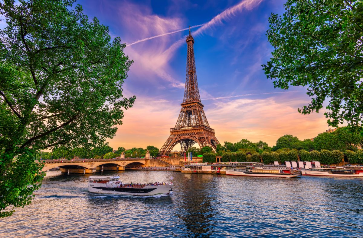 Eiffelturm in Paris Reise auf der Seine