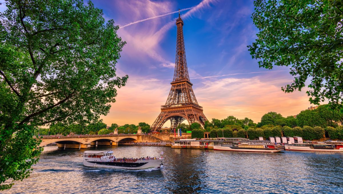 Eiffelturm in Paris Reise auf der Seine