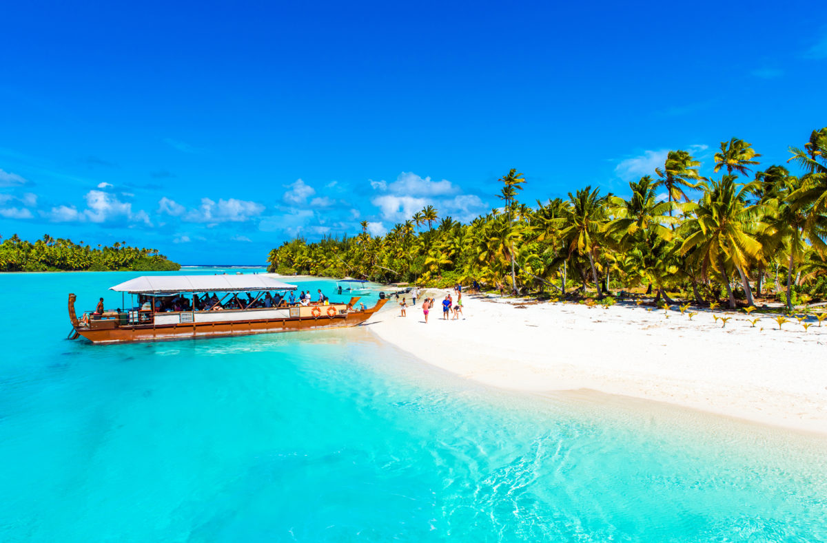 Boot an einem Strand auf der Aitutaki-Insel, Cookinseln, Südpazifik