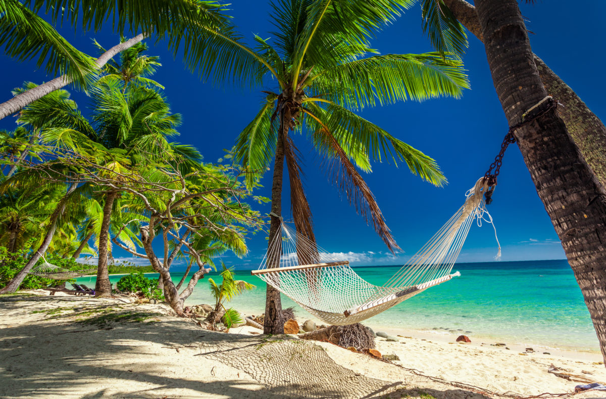 Hängematte im Schatten von Palmen auf den tropischen Fidschi-Inseln, Südpazifik