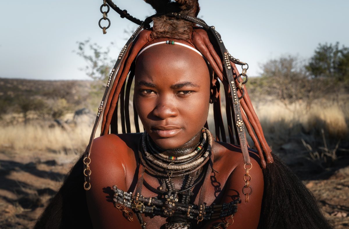 Himba-Frau in traditioneller Kleidung, Reise nach Namibia