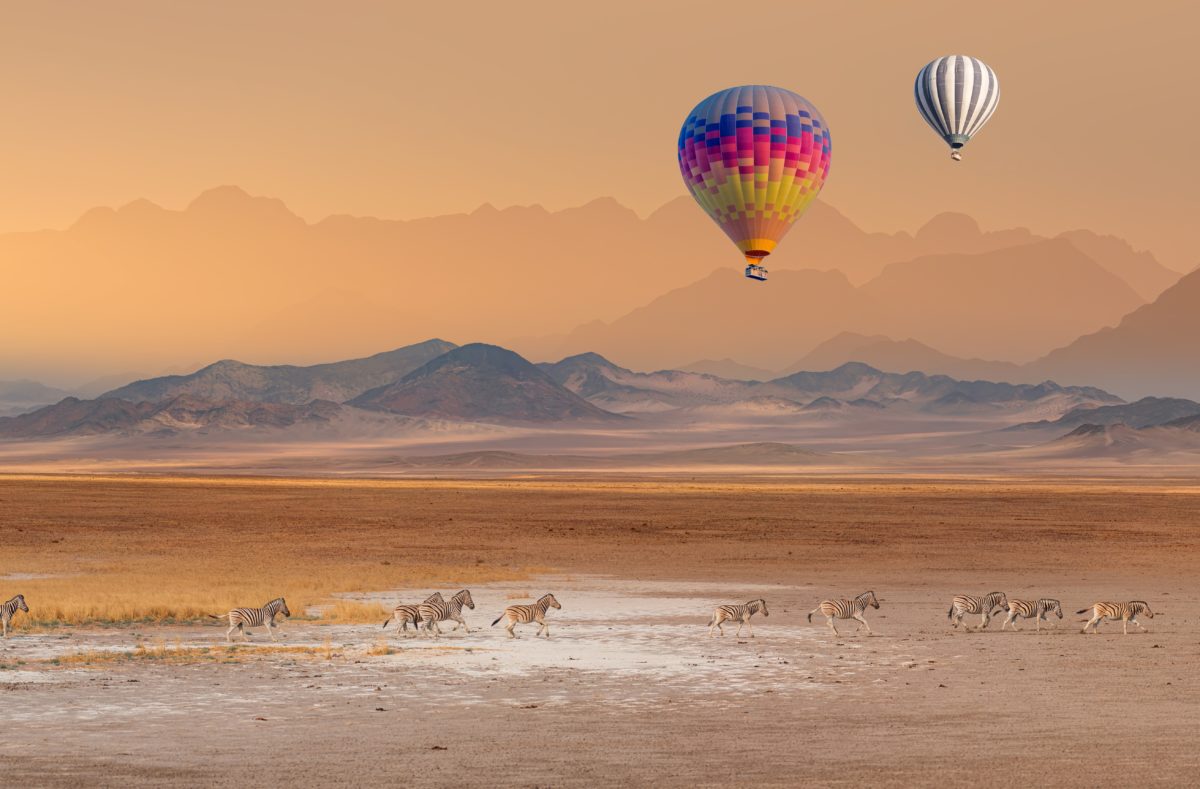 Heißluftballons über der afrikanischen Savanne im Etosha-Nationalpark, Reise nach Namibia