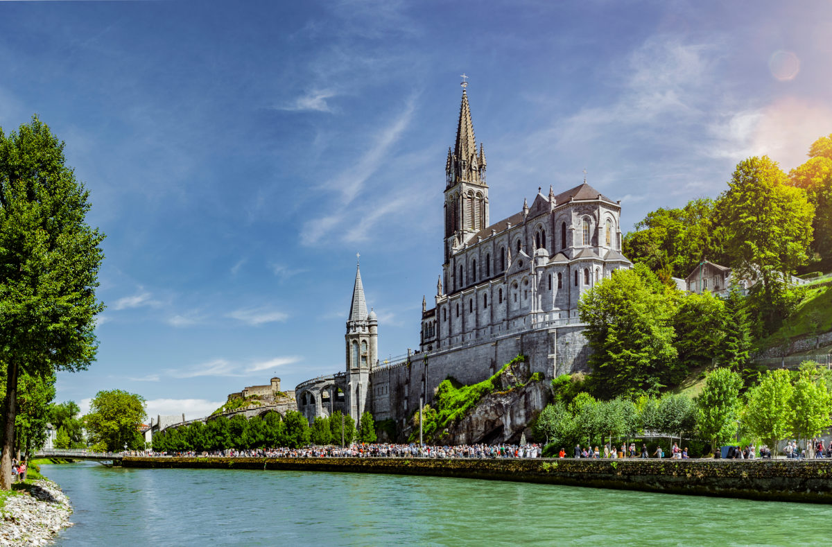Panoramablick auf die Basilika Notre-Dame de Lourdes Frankreich