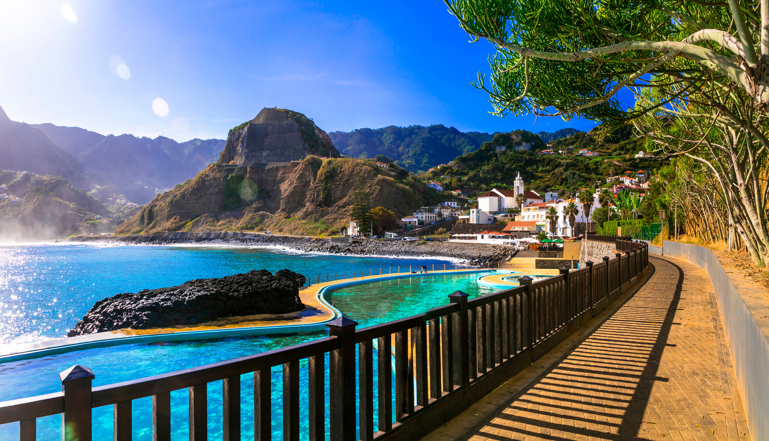 Dorf Porto da Cruz und seine Küstenpromenade, Madeira, Portugal