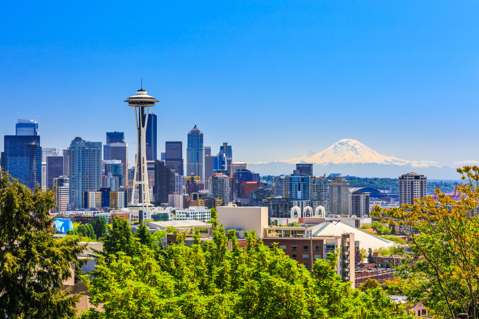 Blick auf Seattle mit der Space Needle und dem Mount Rainier