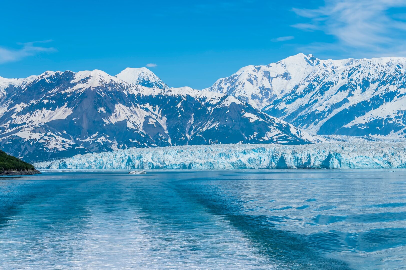 Blick auf den Hubbard-Gletscher in Alaska im Sommer während einer Kreuzfahrt in Alaska
