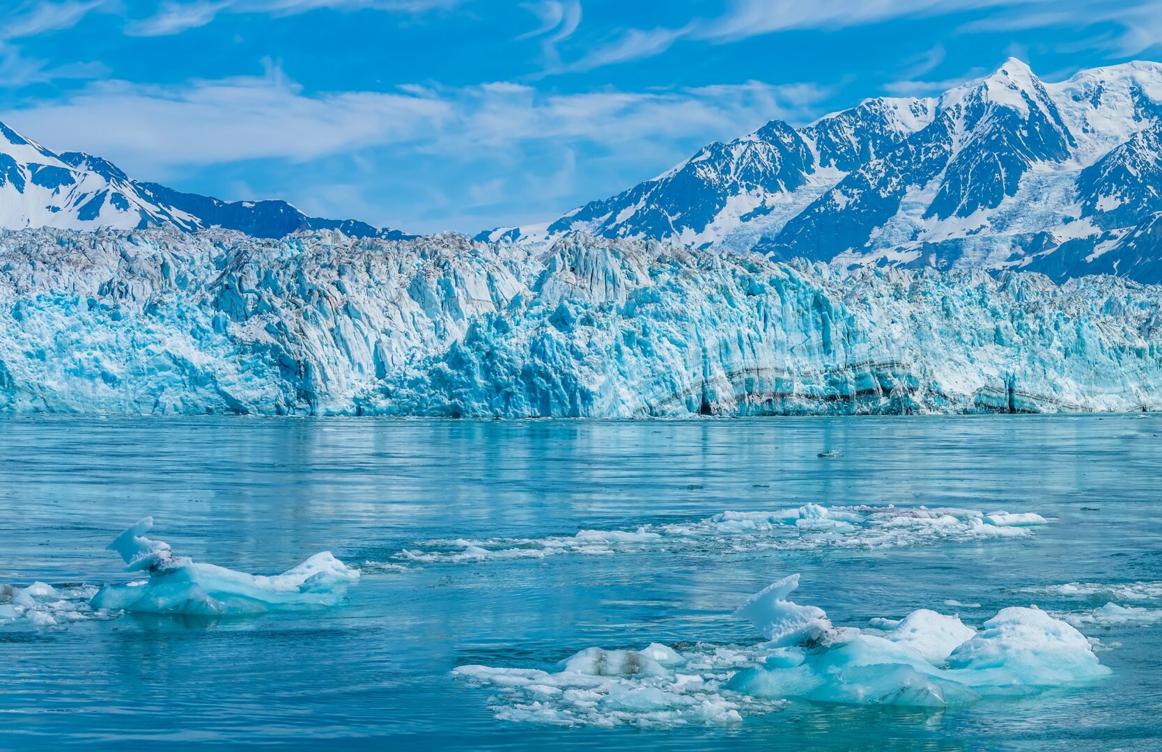 Eisberge des Hubbard-Gletschers im Sommer in Alaska