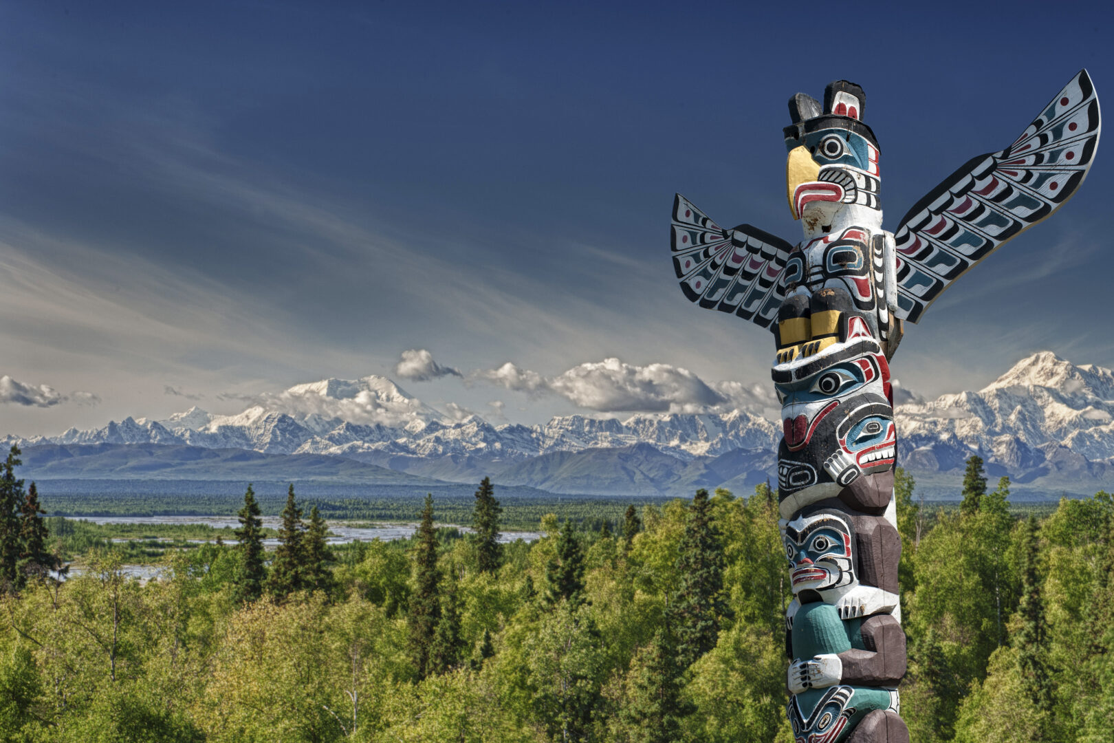 Totem von Ketchikan und Landschaft von Alaska mit seinen Bergen