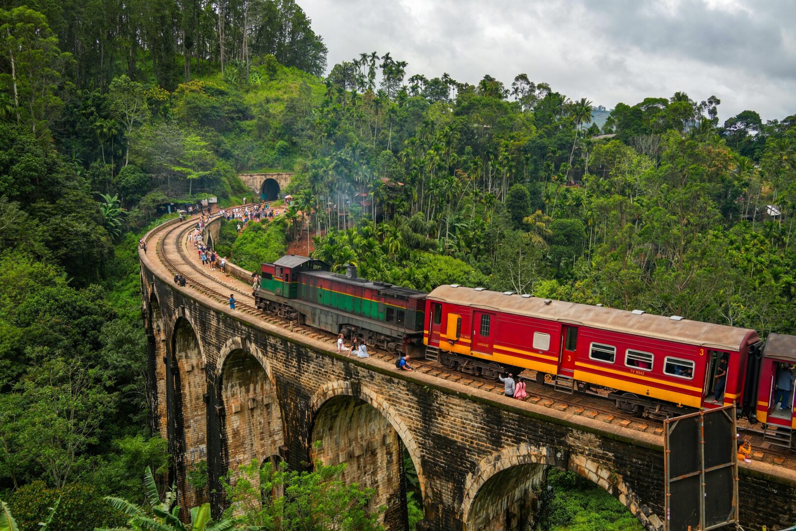 Die berühmte Nine Arches Bridge in Ella, Sri Lanka
