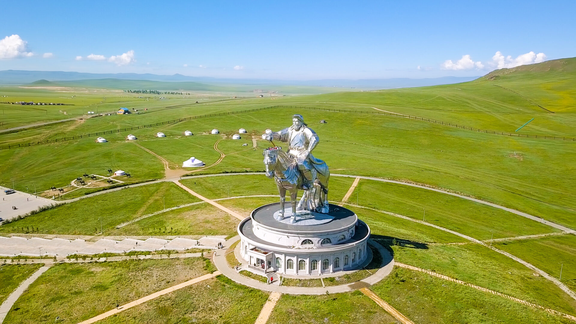 Reiterstandbild von Dschingis Khan bei schönem Wetter. Mongolei, Ulan-Bator