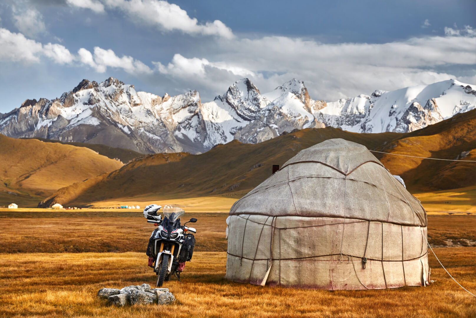 Nomadenjurte mit Motorrad und Bergen in der Mongolei