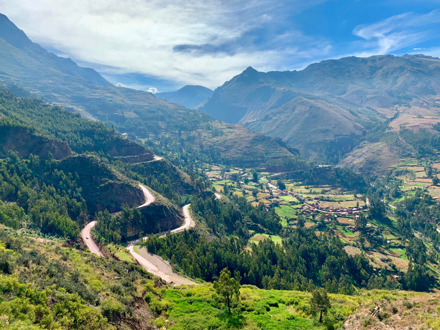 Kurvenreiche Straße im Heiligen Tal der Inkas in Peru