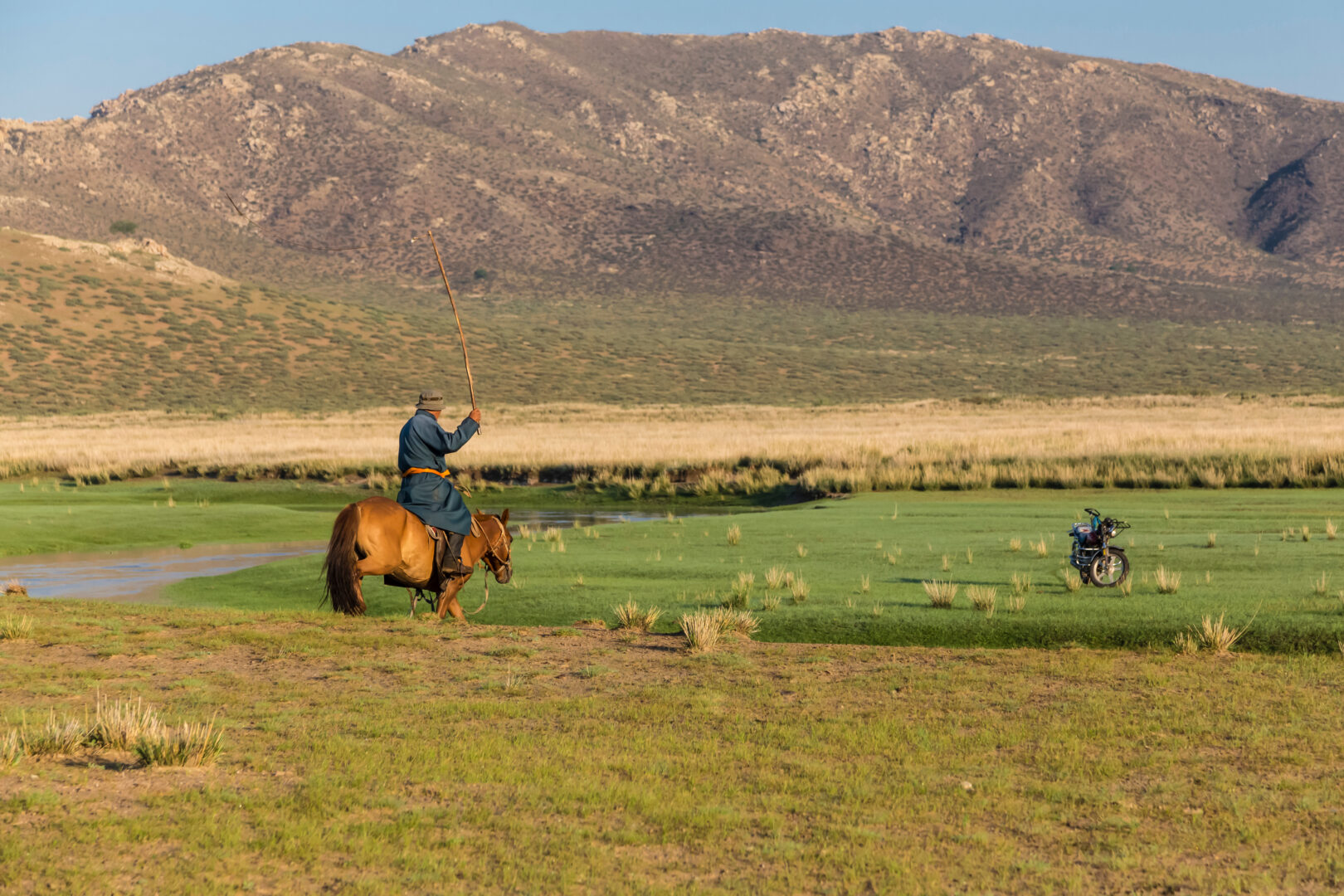 Mongolischer Nomade zu Pferd in der Steppe der Mongolei