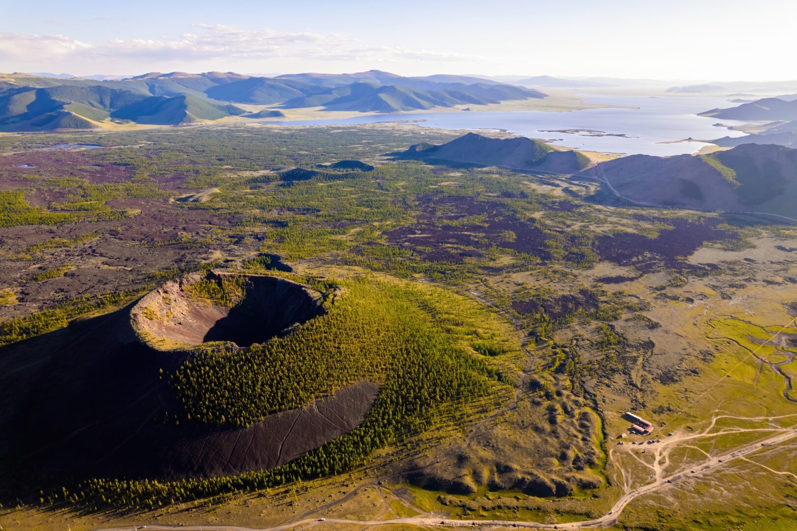 Der Vulkan Horgo und der See Terkhiin Tsagaan Nuur in der Mongolei
