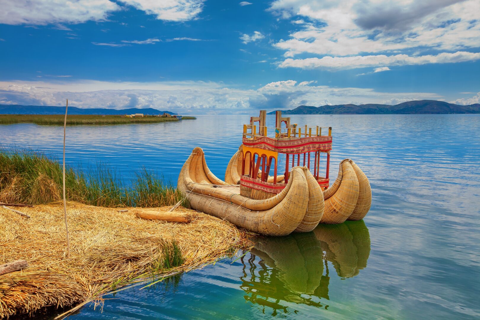 Die Insel Uros auf dem Titicacasee in Peru