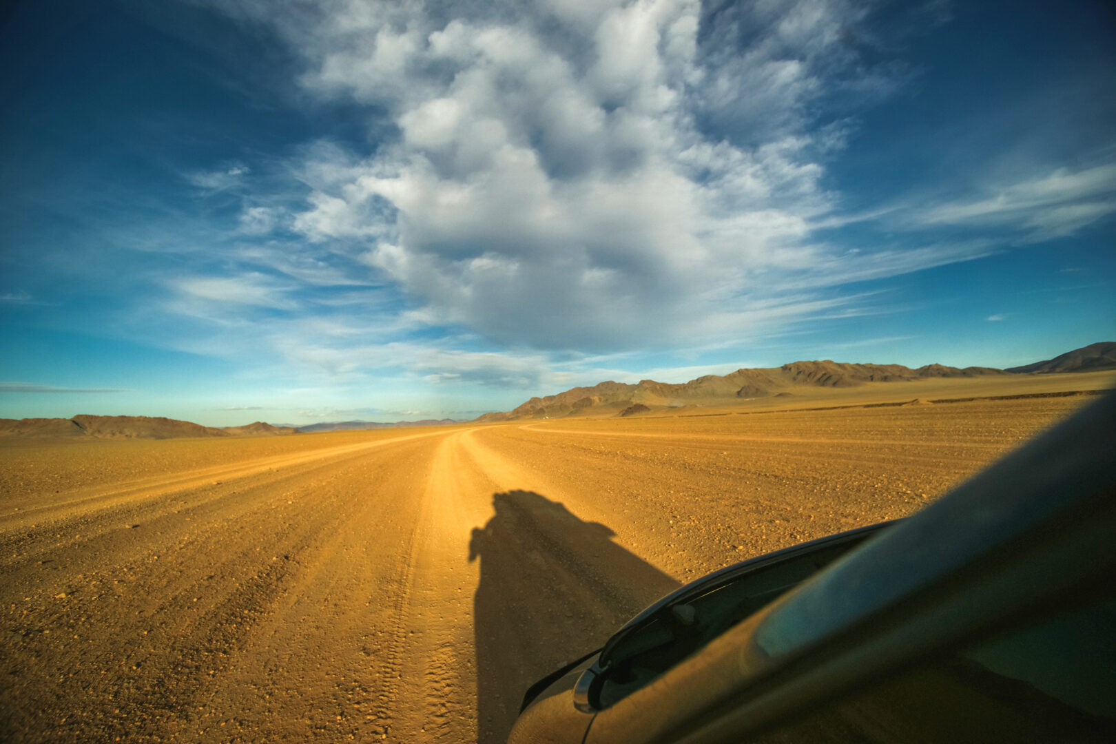 Straße in der Mongolei, Foto aufgenommen aus einem Geländewagen