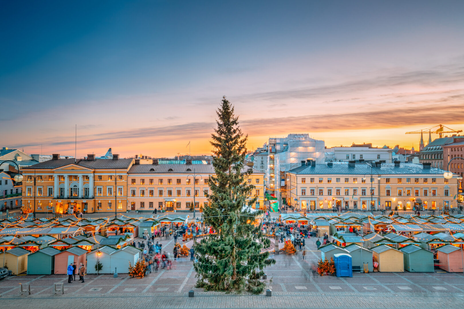 Weihnachtsmarkt auf dem Senatsplatz in Helsinki, Finnland