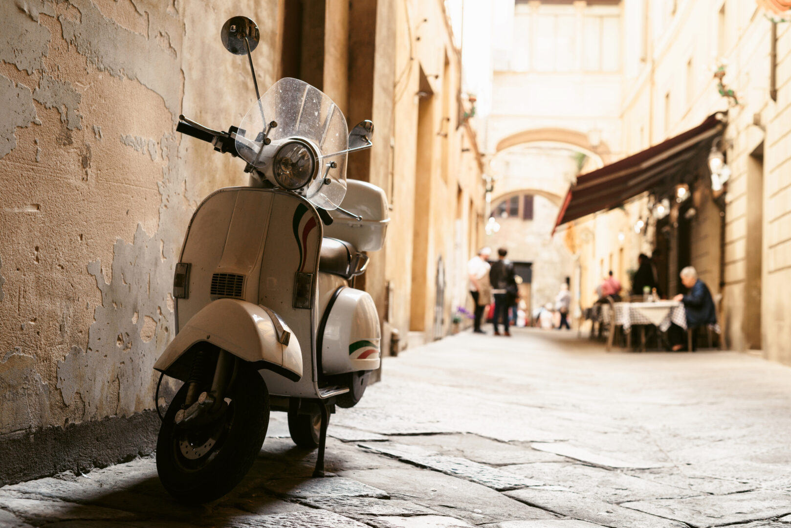 Vespa in einer typisch italienischen Gasse