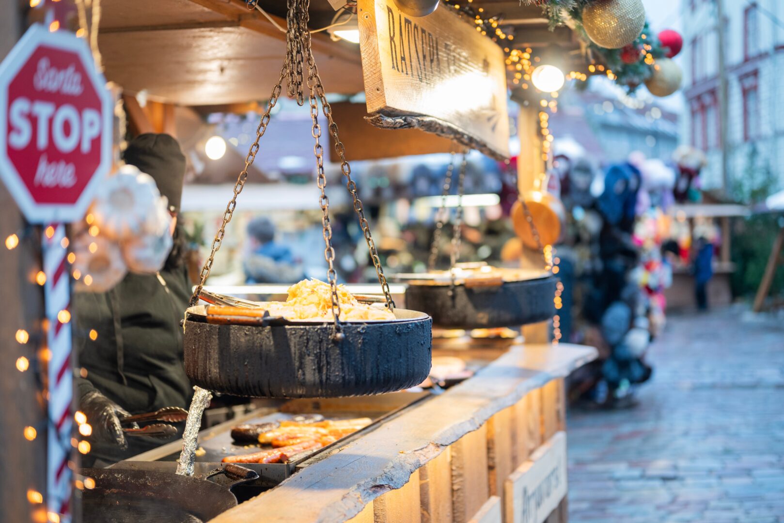Weihnachtsmarkt in Tallinn, ein Stand mit Leckereien, Estland