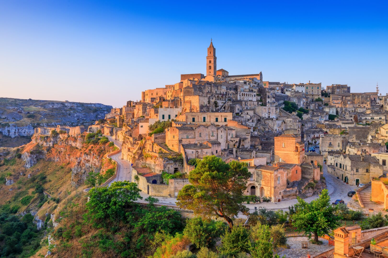 Matera mit seinen Höhlenwohnungen (Sassi) und der Kirche Sant'Agostino, Apulien, Italien