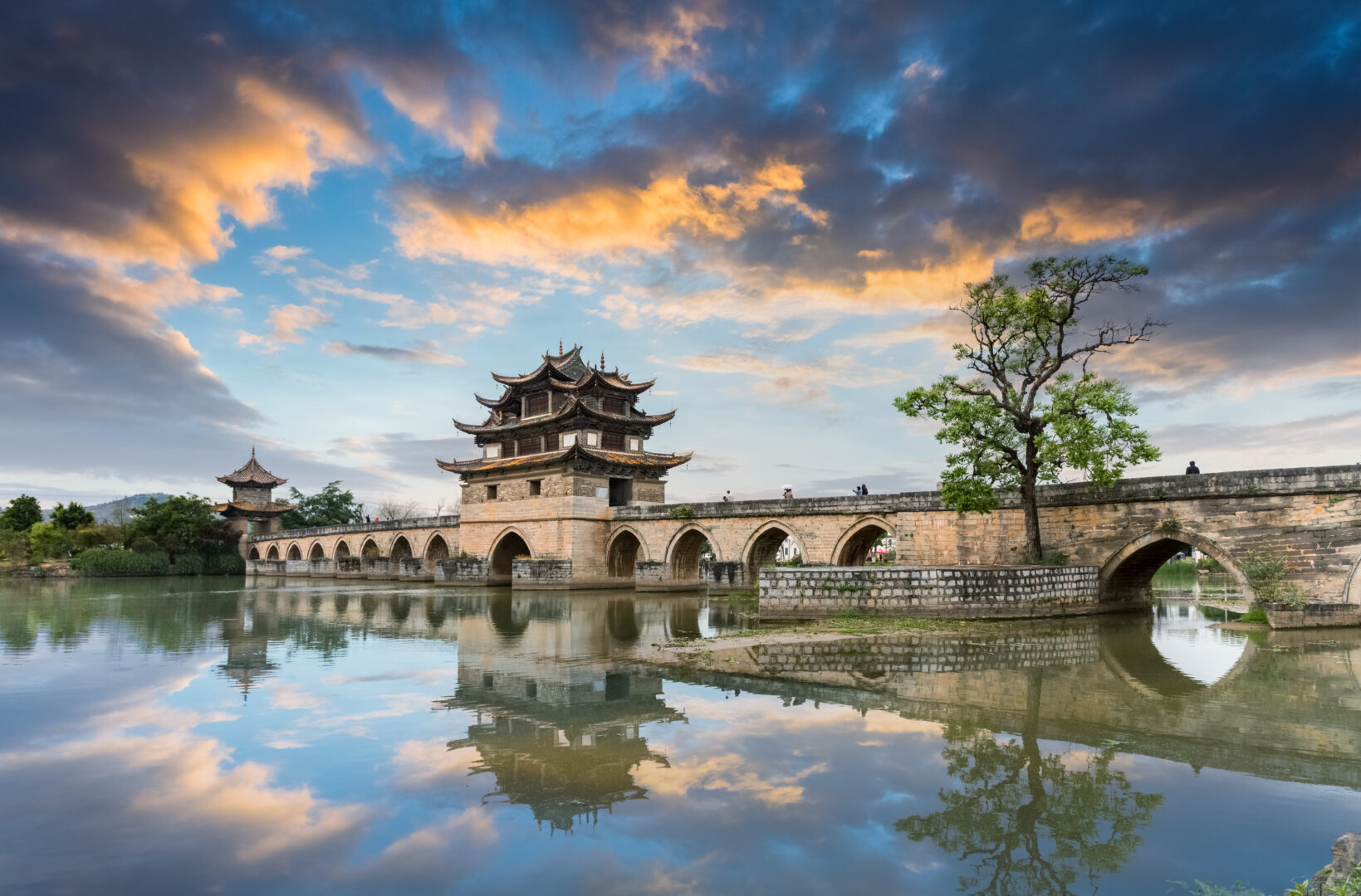 Die Doppel-Drachen-Brücke, ein Wahrzeichen der Region Jianshui in Yunnan, China
