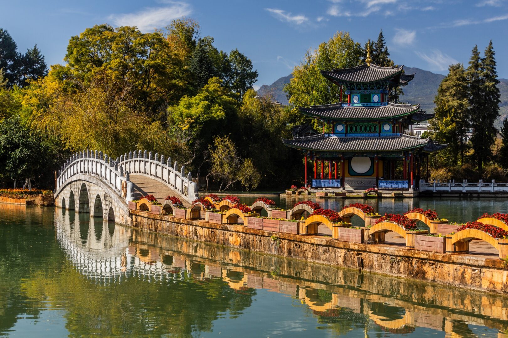 Der Schneberg des Jadendrachen hinter dem Schwarzen-Drachen-Teich in Lijiang, Provinz Yunnan, China