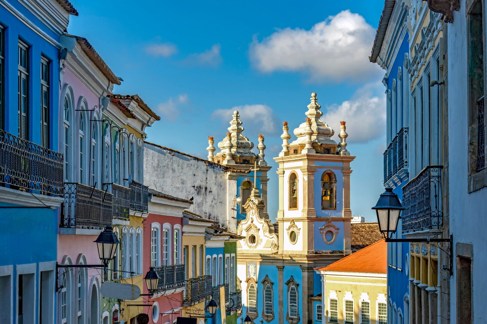 Fassaden der Häuser, Türme und Kirchen des antiken Bezirks Pelourinho in der schönen Stadt Salvador, Bahia
