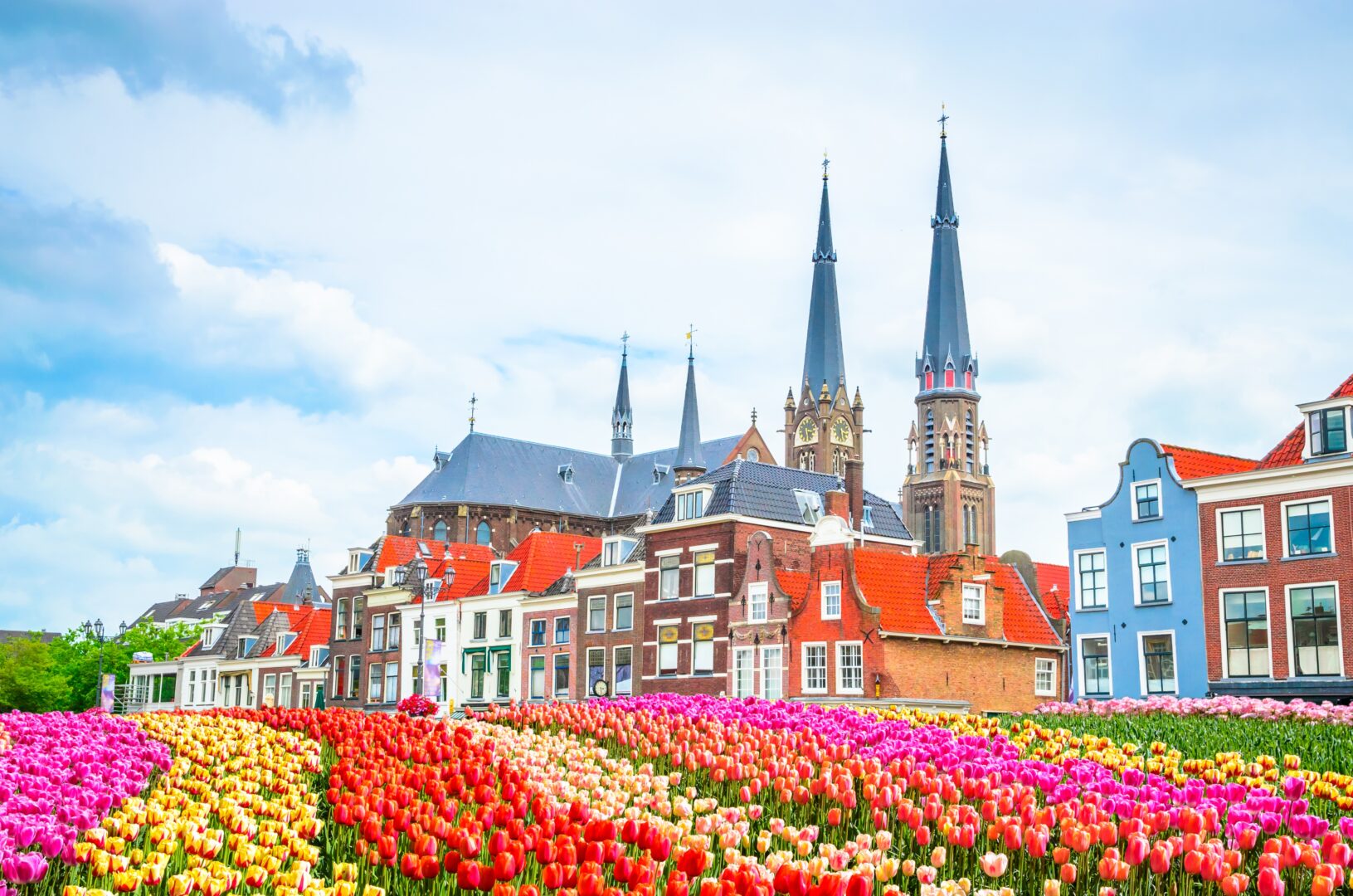 Traditionelle Häuser auf dem Marktplatz in der Altstadt von Delft, Niederlande