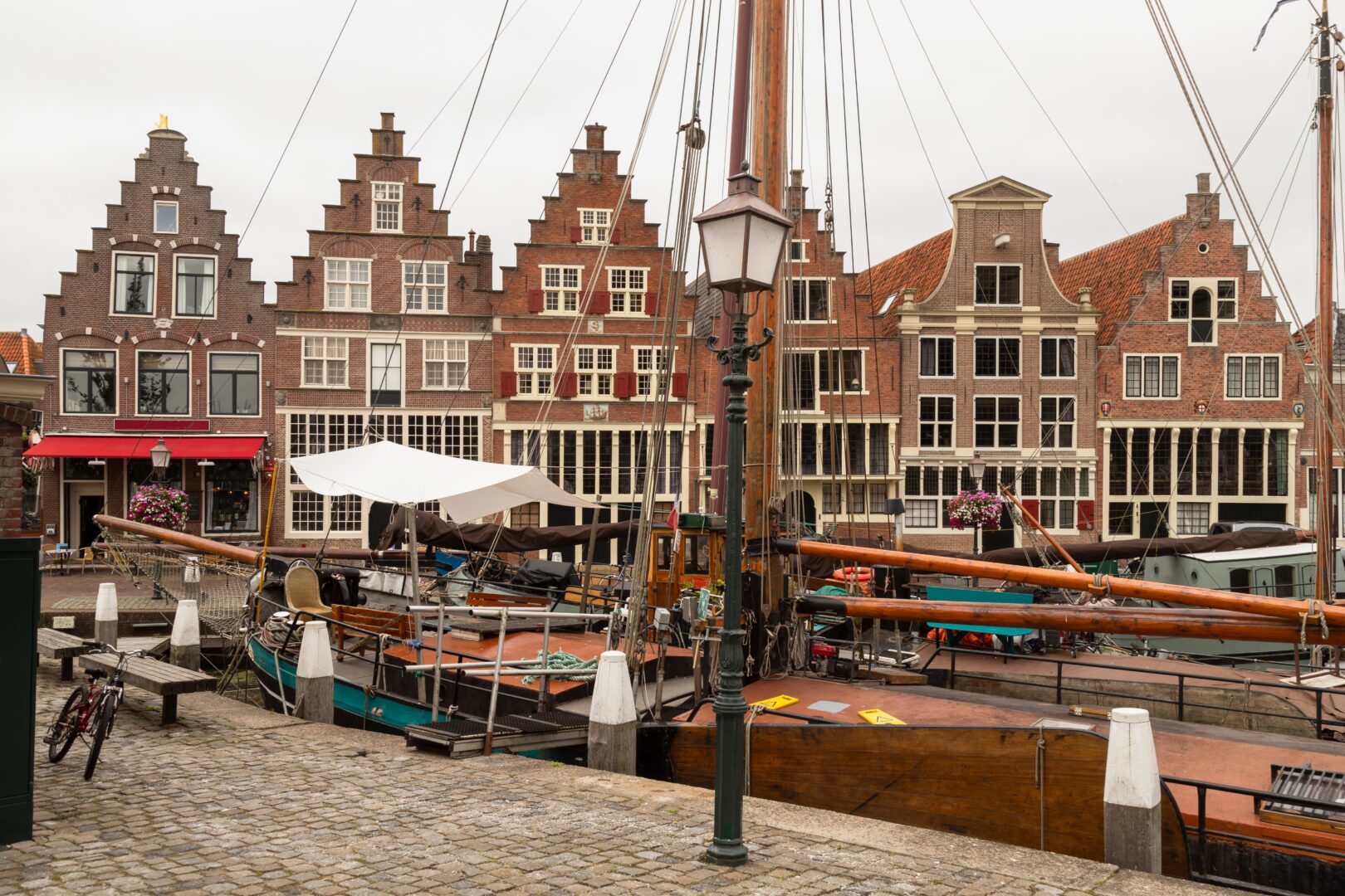 Historische Häuser am alten Hafen der malerischen Stadt Hoorn, Niederlande