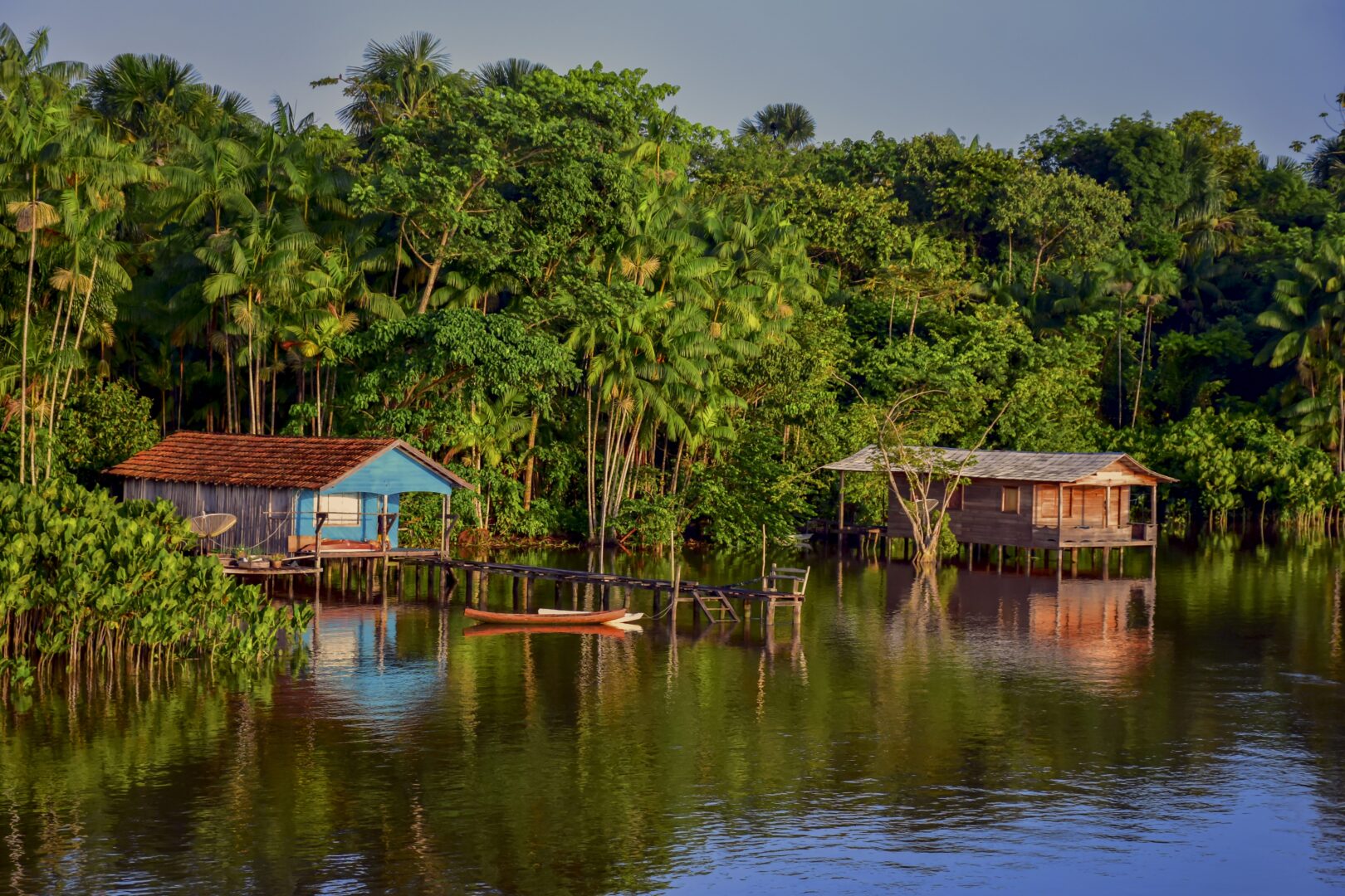Traditionelle Pfahlbauten (Palafitas) der Ufergemeinden entlang des Amazonas in Brasilien