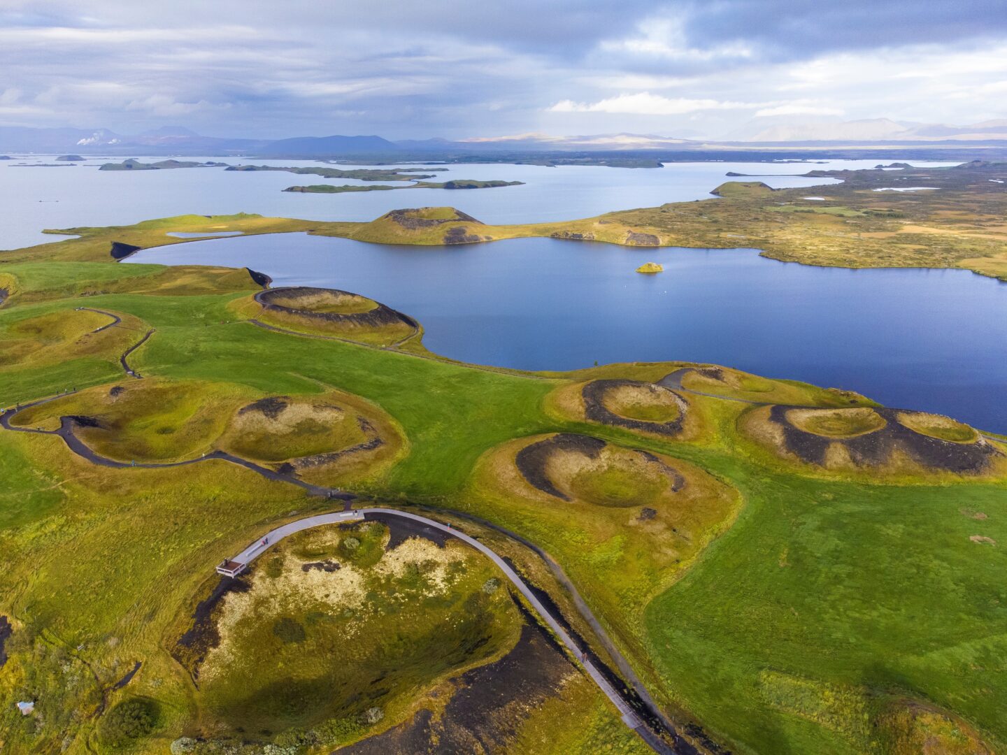 Der Mývatn-See, aufgrund seiner unaufhörlichen vulkanischen Aktivität eine der berühmtesten und spektakulärsten Landschaften Islands