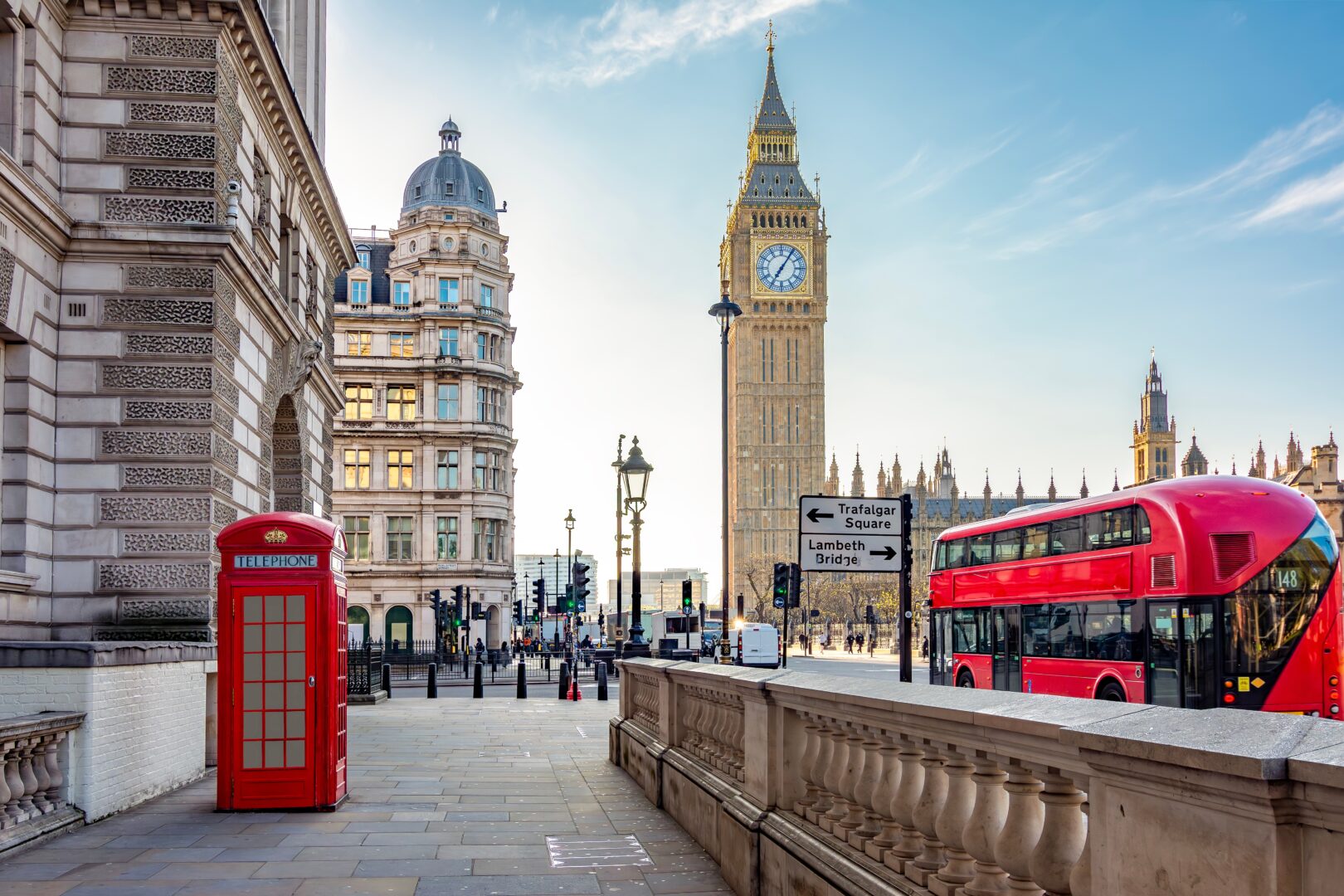 Big Ben und eine rote Telefonzelle in den Straßen von London, Vereinigtes Königreich