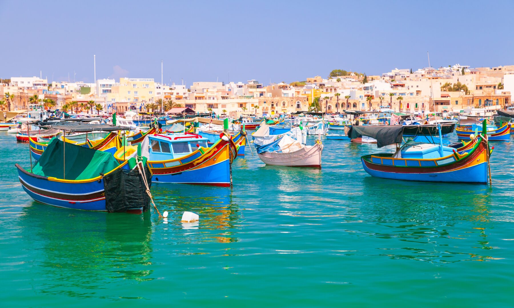 Der Hafen von Marsaxlokk mit seinen traditionellen Luzzus, den bunten maltesischen Booten, Malta